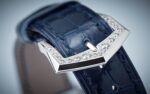 Patek Philippe Calatrava Diamond Ribbon Joaillerie Ladies, 18kt White Gold set with 770 Diamonds: ~4,4ct, 36,5mm, Ref# 4978/400G-001 - Image 2